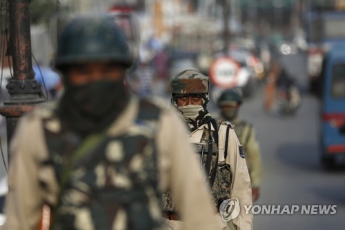 13일 인도령 카슈미르 스리나가르에서 치안당국이 거리를 순찰하고 있다.[AP=연합뉴스 자료사진]