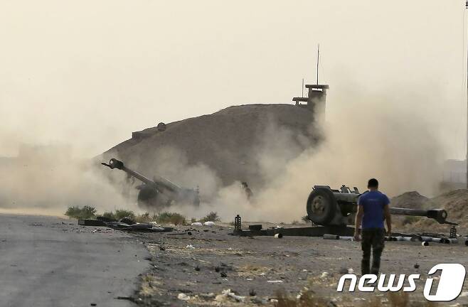 시리아 데이르에조르에서 정부군이 가한 포병 사격으로 흙먼지가 날리고 있다. © AFP=뉴스1
