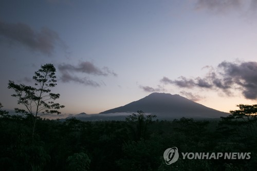 지난 20일 촬영된 인도네시아 발리 섬의 아궁 화산 전경. (사진=EPA연합뉴스)