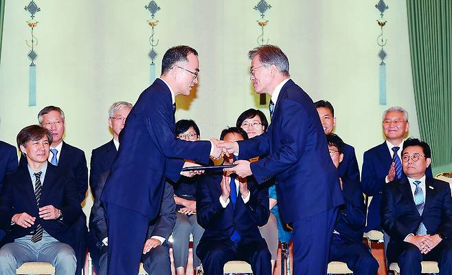 문재인 대통령이 7월25일 청와대에서 문무일 신임 검찰총장에게 임명장을 수여하고 있다. 문 대통령은 이 자리에서 검찰개혁이 ‘역사적 사명’이라고 강조했다. 청와대사진기자단