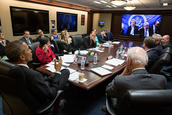 지난 2015년 3월 버락 오바마 미국 대통령(왼쪽)이 이란 핵 협상 잠정 마감 시한을 앞두고 백악관에서 국가안보팀을 소집해 스위스에서 미국 협상팀을 이끌고 있는 존 케리 국무장관 등과 화상회의를 하고 있다. [사진제공=백악관 플리커]