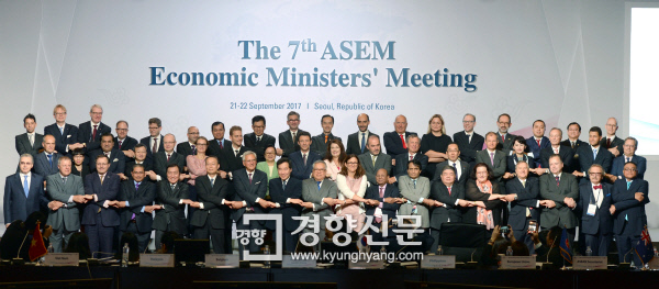 아시아유럽정상회의(ASEM) 51개 회원국 대표단은 22일 서울 삼성동 코엑스에서 제7회 ASEM 경제장관회의를 가진 후 보호무역 공동 대응을 위한 ‘다자무역체제 지지 공동선언문’을 채택했다.  산업통상자원부 제공