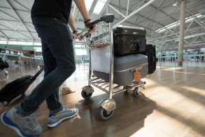 인천공항에서 한 여행객이 위탁 수하물을 맡기기 위해 카트를 끌고 카운터로 이동하고 있다. 대한항공 제공