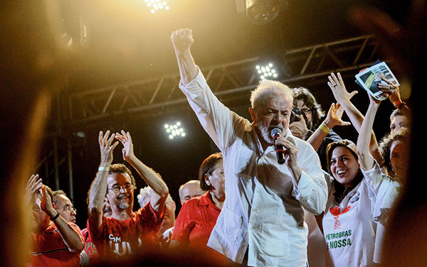 ⓒEPA 8월28일 브라질 리우그란데두노르테 주에서 지지자들에게 유세를 펼치는 룰라 전 브라질 대통령(가운데).