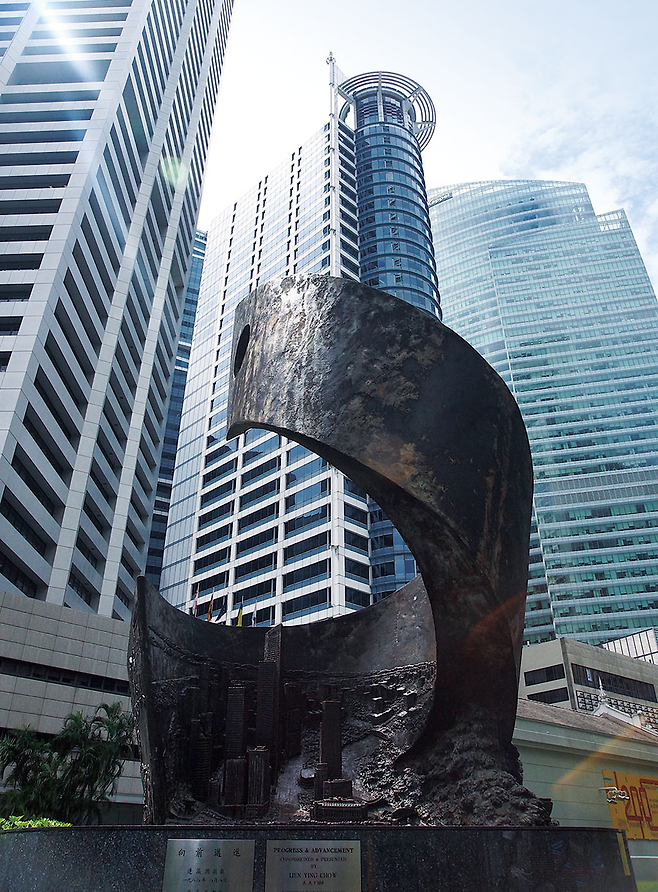 싱가포르 중심가인 래플스 플레이스에 있는 조형탑. ‘싱가포르 금융 1번지’를 상징한다. © 사진=모종혁 제공