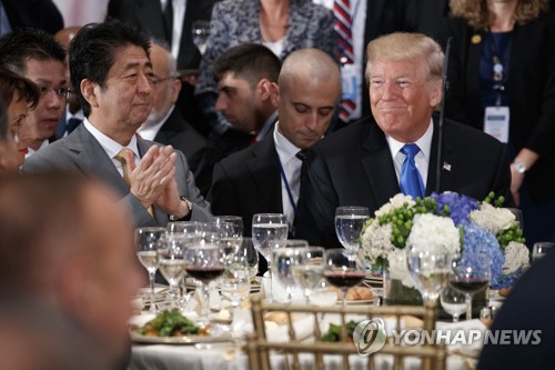 제72차 유엔총회 오찬에 나란히 앉은 아베 일본 총리와 트럼프 대통령 [AP=연합뉴스 자료사진]
