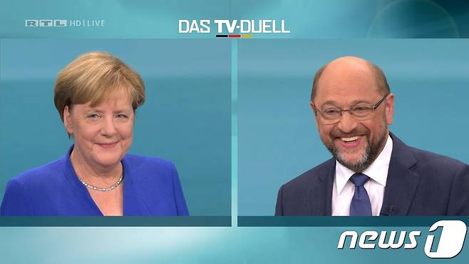 지난 3일(현지시간) 진행된 앙겔라 메르켈 총리(왼쪽)와 마르틴 슐츠 SPD 대표의 양자 TV토론. © AFP=뉴스1
