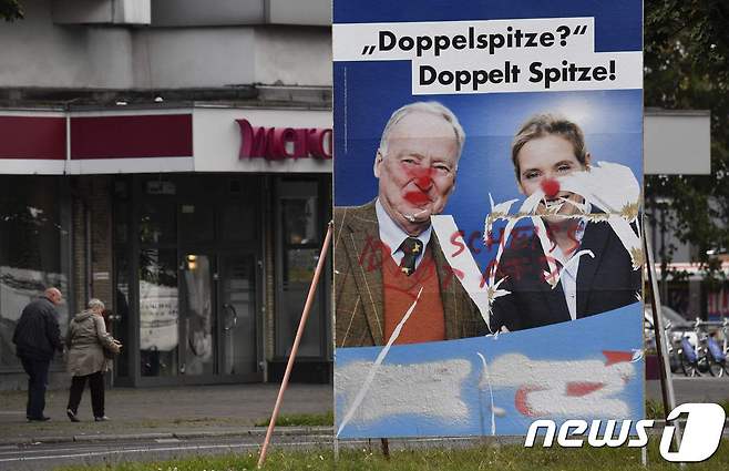 독일을위한대안(AfD) 공동 최고후보 알렉산더 가울란트(왼쪽)와 알리체 바이델 포스터가 훼손돼있다. © AFP=뉴스1