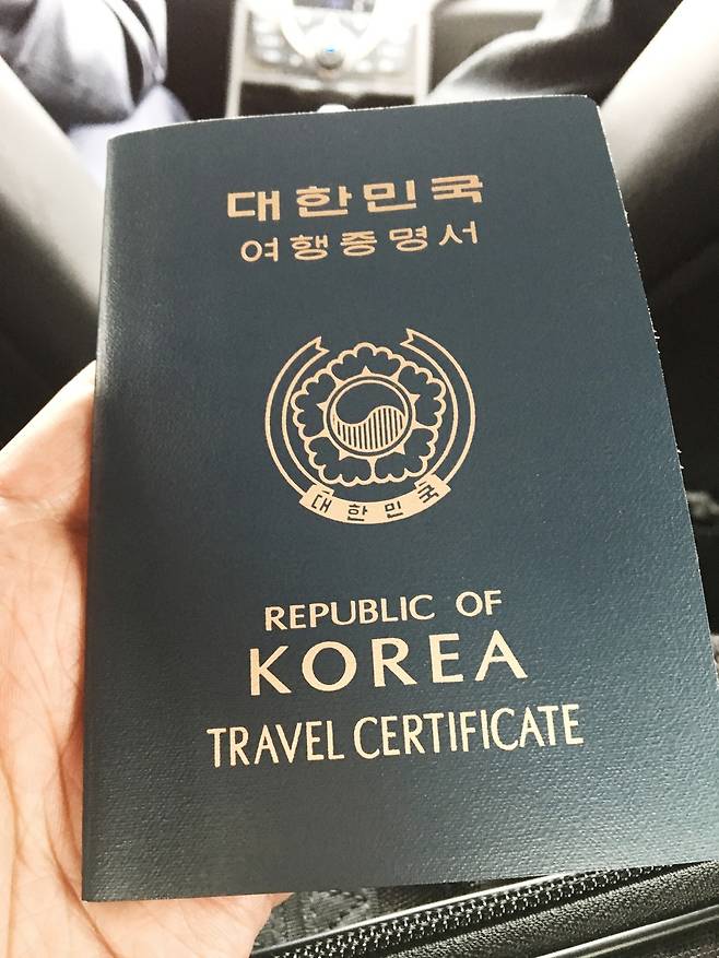 9월19일 출국하는 김석범 작가의 손엔 여권 대신 1회용 ‘대한민국 여행증명서’가 들려 있었다. 이문영 기자