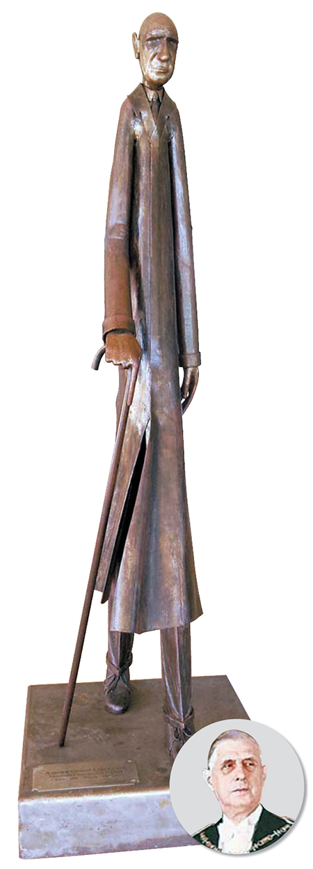 콜롱베의 드골 기념관 조각상. 지팡이를 든 노년의 드골, 집념과 피로가 얽힌 표정에 그의 큰 키(1m96㎝) 높이다.