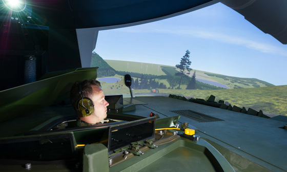 게임을 응용한 탱크 시뮬레이터에서 전차병이 운전 훈련을 하고 있다. [사진 라인메탈]