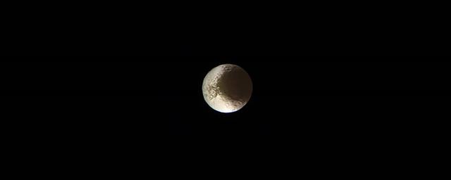 카시니호가 촬영한 토성의 달 ‘이아페투스’.NASA/JPL-Caltech/Space Science Institute