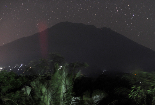 인도네시아 주요 관광지인 발리섬 카랑가셈에 위치한 아궁화산이 22일 분화 임박 조짐을 보이고 있다. /자카르타=AFP연합뉴스