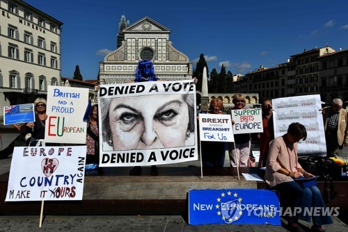 22일 메이 영국 총리의 브렉시트 연설이 열리는 피렌체 산타 마리아 노벨라 성당 앞에 집결한 브렉시트 시위대 [AFP=연합뉴스]