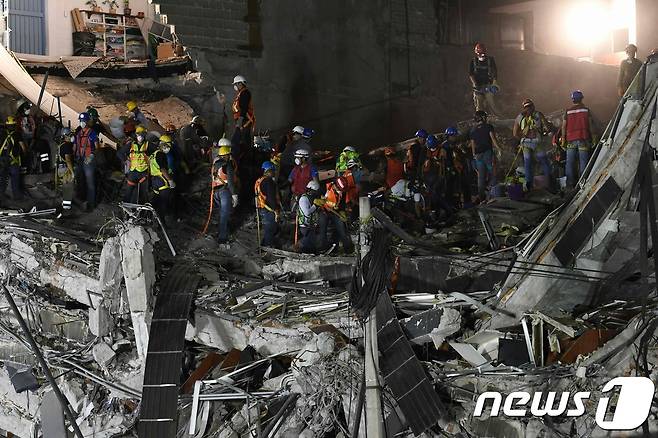 23일(현지시간) 규모 6.1의 지진이 발생한 멕시코에서 생존자 수색이 진행되고 있다. © AFP=뉴스1