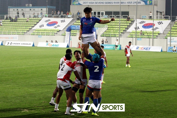 24日夕方仁川南東アシア競技ラグビー競技場で開かれた ‘2017 アジアセブンスシリーズ 2次大会’ 決勝戦で ‘強豪’ 日本を 17対12で負かして優勝を占めた韓国ラグビー代表チームの競技姿だ.
