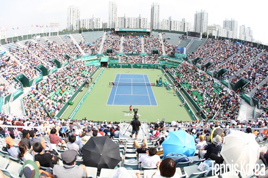 옐레나 오스타펜코와 룩시카 쿰쿰의 4강이 열린 서울 올림픽공원 테니스장에 많은 인파가 몰렸다. 사진= 이상민 기자