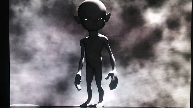 아트선재센터의 구정아 개인전에 처음 선보인 3D 애니메이션 <미스테리우스>. 미지의 공간을 떠다니는 외계인 같은 캐릭터가 작가의 분신 같기도 하다. 구 작가는 고도로 발달한 인간 형상을 상상한 것이라고 했다.