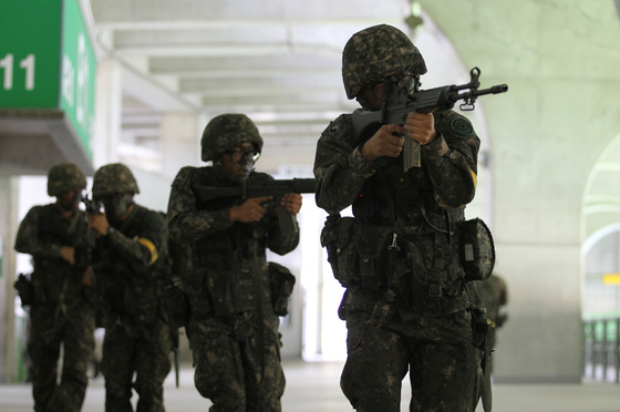 '2016 대구ㆍ경북 화랑훈련' 당시 대구스타디움에 침투한 적을 탐색해 격멸하는 작전을 훈련하는 육군.[프리랜서 공정식]