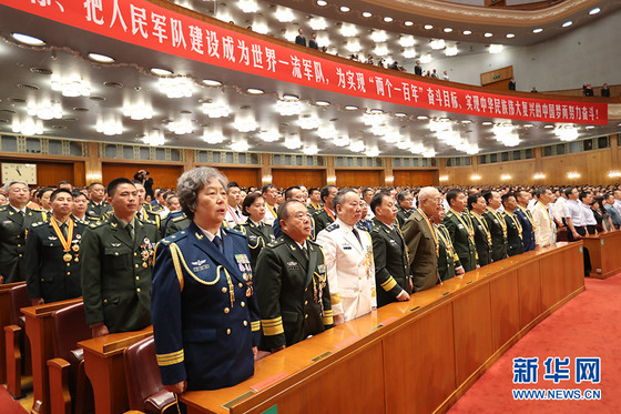 베이징 인민대회당에서 열린 중국인민해방군 건군 90주년 기념대회 참석자들이 중국 국가를 제창하고 있다. [사진=신화망]