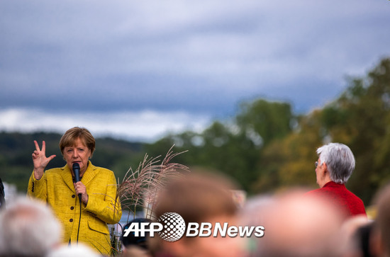 앙겔라 메르켈 독일 총리가 총선을 하루 앞둔 23일(현지시간) 독일 북부 발트해에 있는 뤼겐섬의 라우터바흐시에서 연설하고 있다./AFPBBNews=뉴스1