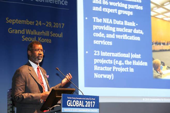 윌리엄 맥우드 OECD NEA 사무총장이 25일 국제 핵연료주기 학술대회 'GLOBAL 2017'에 참석해 기조 강연하고 있다.