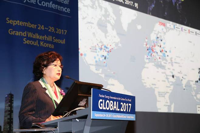 김명자 한국과학기술단체총연합회장이 25일 국제 핵연료주기 학술대회 'GLOBAL 2017'에 참석해 기조 강연하고 있다.