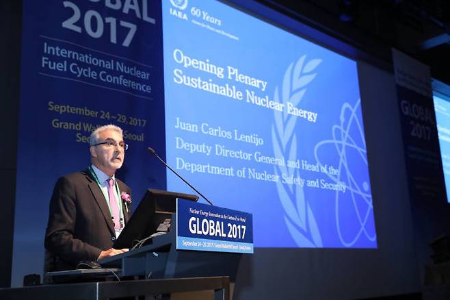 후안 카를로스 렌티호 IAEA 사무차장이 25일 국제 핵연료주기 학술대회 'GLOBAL 2017'에 참석해 기조 강연하고 있다.