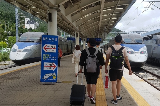 여행을 떠나는 젊은층들. 추석을 앞둔 2030의 고민은 ‘어디로 갈까’였다. 많은 젊은세대가 고향 대신 다양한 여행지를 찾을 계획이다. 또 서울에 머무르며 몰캉스와 호캉스를 즐기겠다고 밝힌 경우도 많았다.