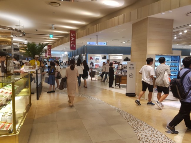 많은 고객들로 북적이고 있는 복합쇼핑몰 부산 센텀시티 모습.