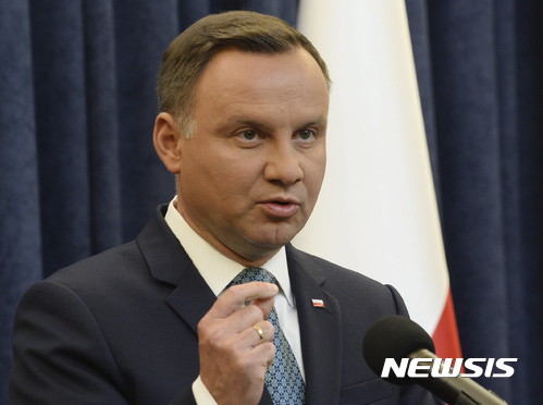 【바르샤바=AP/뉴시스】안제이 두다 폴란드 대통령이 7월24일 바르샤바에서 성명을 발표하고 있다. 그는 논란이 된 사법 통제 권한 강화 관련 2개 법안에 대해 거부권을 행사할 것이라고 밝혔다. 2017.07.24
