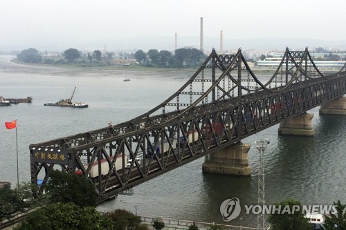 북한 6차 핵실험 직후인 지난 4일 북중교역의 70% 이상을 담당하는 중국 랴오닝성 단둥의 압록강대교 위를 무역트럭들이 통과하고 있다.