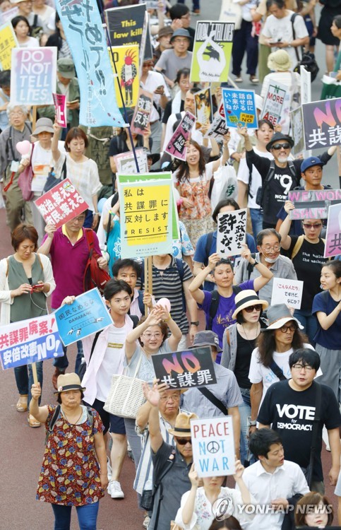 (도쿄 교도=연합뉴스) 최이락 특파원 = 일본 도쿄 신주쿠에서 9일 오후 시민들이  아베 신조(安倍晋三) 총리의 퇴진을 요구하는 거리시위를 하고 있다.    2017.7.9      choinal@yna.co.kr