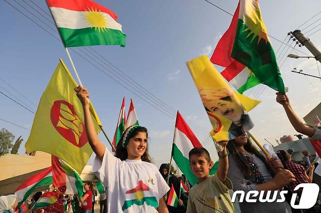 이라크 쿠르드족 자치구역의 분리독립 투표가 진행된 25일(현지시간) 시리아 쿠르드족이 환호하고 있다. © AFP=뉴스1
