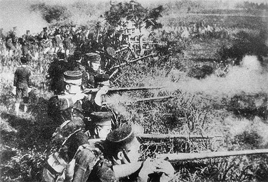청일전쟁 당시 일본군 모습. 기관총도 없었고 빈약한 무라타 소총으로 무장한 상태였으며 식량과 탄약보급도 떨어진 상태였지만 기강면에서 앞서있어 주로 도적떼로 구성됐던 청군을 물리친다.(사진=위키피디아)