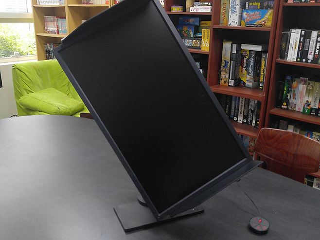 스탠드는 각도 조절, 높이 조절, 회전 등 다양한 방향으로 움직일 수 있다