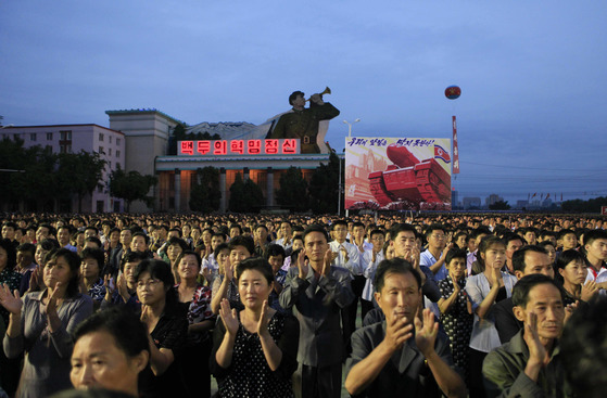 지난 6일 북한 평양 김일성광장에서 평양 시민들이 6차 핵실험을 자축하고 있다. [평양 AP=연합뉴스]