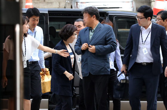 국가정보원 직원 황모씨(왼쪽)와 장모씨가 26일 오전 서울 서초구 중앙지법에서 열린 구속 전 피의자심문(영장실질심사)에 출석하고 있다./ 사진=뉴스1
