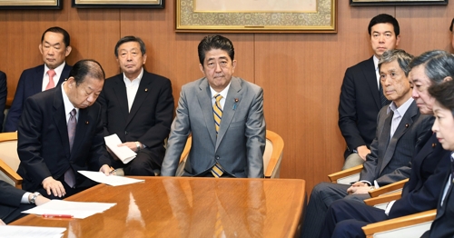 (교도=연합뉴스) 아베 신조 일본 총리가 26일 도쿄에서 자민당 간부회의를 주재하고 있다. 다음달 22일 예정된 중의원 총선거는 아베 총리의 경제정책인 아베노믹스에 대한 평가도 중요한 쟁점이다.