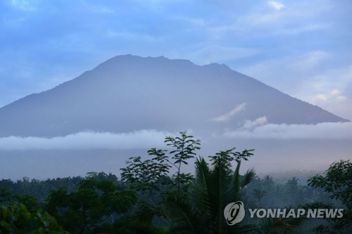 2017년 9월 24일 촬영된 인도네시아 발리섬 아궁 화산 전경. [AFP=연합뉴스]