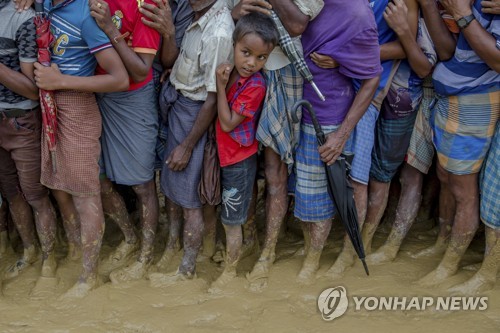 방글라데시 난민촌에서 식량을 구하기 위해 줄을 로힝야족 [AP=연합뉴스 자료사진]