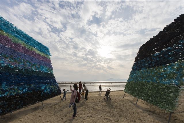 부산 바다 미술제가 열리는 다대포 해수욕장에 설치된 인도 작가 수보드 케르카르의 ‘모세와 플라스틱 대왕’(2017) 바다 미술제 제공