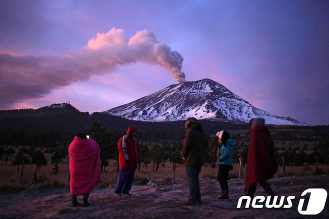 지난해 포포카페틀 화산 분출을 지켜보는 사람들. (자료사진) © AFP=뉴스1