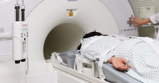 유방암 환자가 정확한 암의 위치를 알기 위해 MRI를 찍고 있다. 정부는 보장성 강화 대책에 따라 MRI 검사도 건보를 적용할 계획이다. [중앙포토]