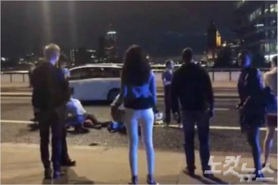 지난 6월, 영국 런던 시내 중심부 런던 브리지에서도 승합차 1대가 인도로 돌진하고 인근에선 흉기 공격이 일어나 최소 6명이 숨지고 50여 명이 다쳤다.