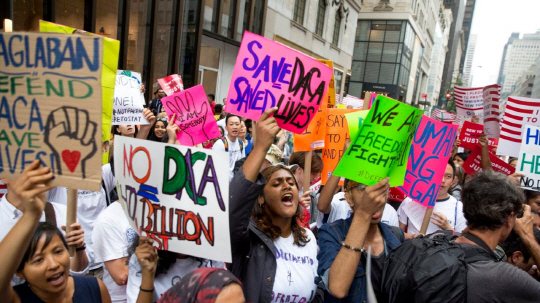 미국 청년들이 도널드 트럼프 행정부의 다카(DACA) 프로그램 폐지를 반대하는 시위를 벌이고 있다.