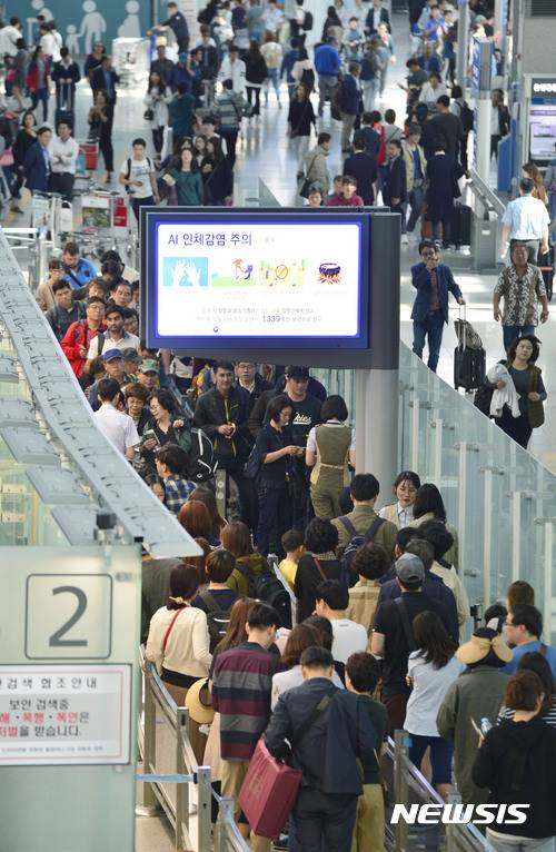 【인천공항=뉴시스】최동준 기자 = 최장 추석연휴를 앞둔 29일 인천공항 출국장이 해외에서 연휴를 보내려는 시민들로 북적이고 있다. 2017.09.29. photocdj@newsis.com