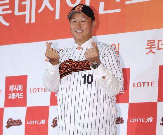 빅보이 이대호가 친정팀 롯데로 돌아왔다. 이대호가 30일 서울 잠실 송파구 올림픽로 롯데호텔 사파이어볼에서 입단식을 마친 후 포즈를 취하고 있다. 그는 2001년 롯데 2차 1순위로 입단 이후 2011년까지 11시즌 동안 KBO 리그 통산 1,150경기에 나서 타율 3할9리, 225홈런, 809타점을 기록했다. 이대호는 4년 총액 150억 원의 조건으로 FA 계약을 체결했다. 양광삼 기자yang.gwangsam@joins.com/2017.01.30/