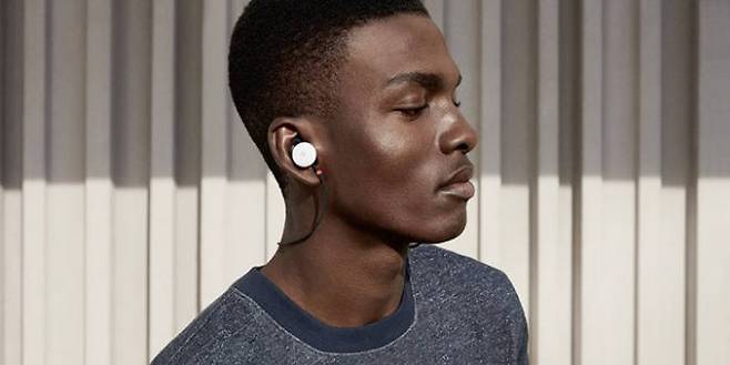 모델이 픽셀버드를 착용하고 있다.