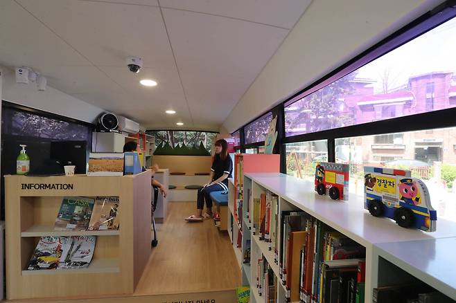 서울시 도봉구 샘말 어린이공원 내에 있는 샘말 붕붕도서관의 내부 모습. 신인섭 기자